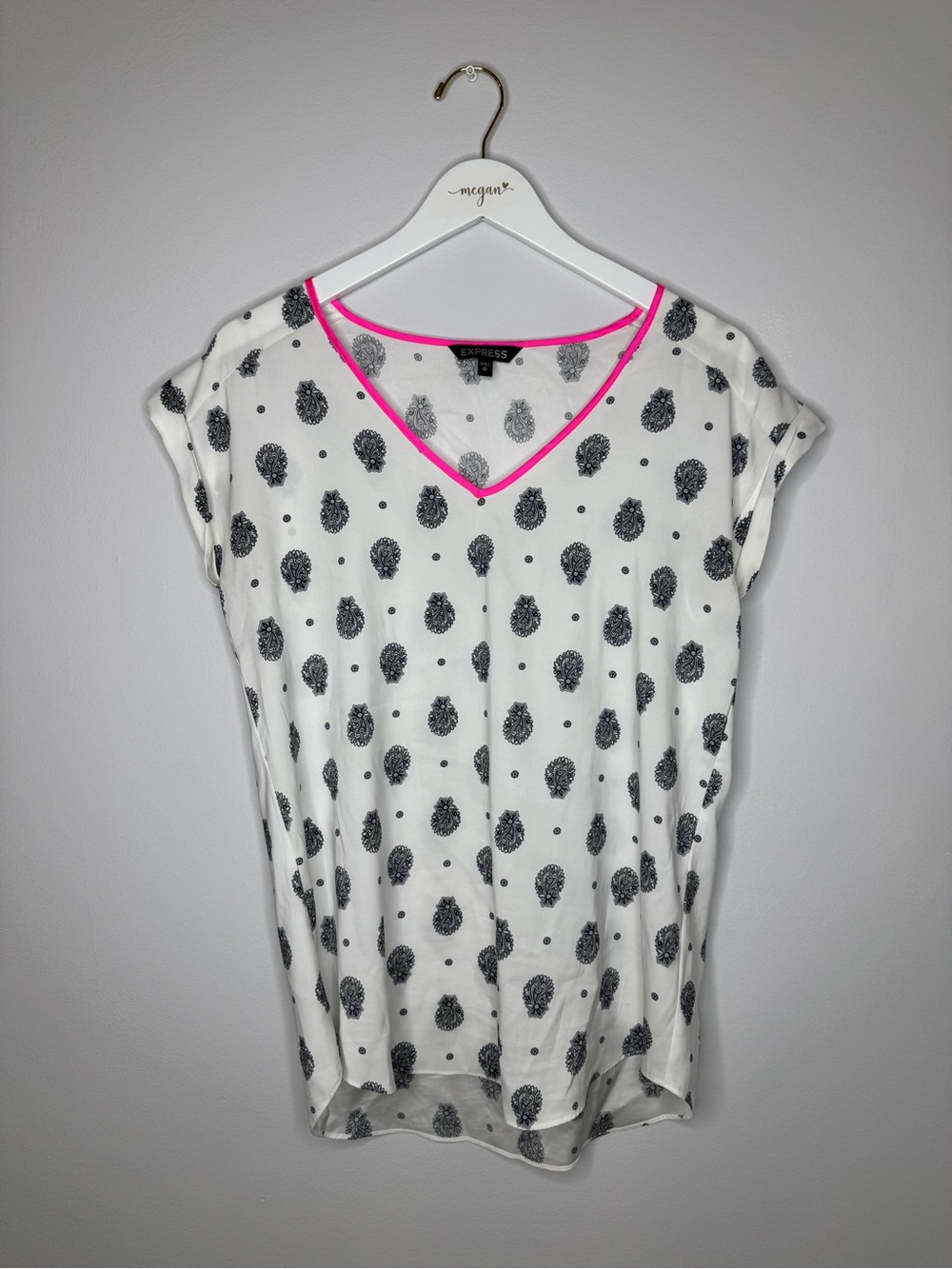 Express | White & Black Paisley V-Neck Blouse with Hot Pink Trim | Size Medium